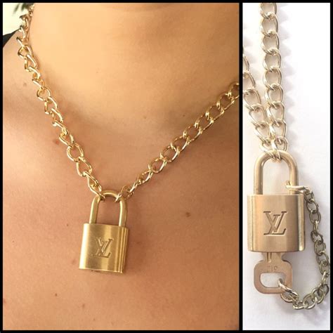 louis vuitton locker necklace